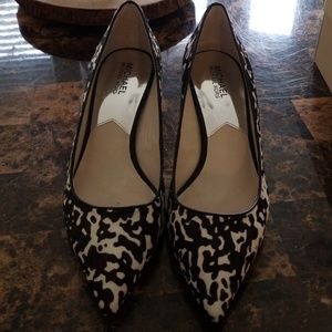 MICHAEL Michael Kors Printed haircalf kitten pump